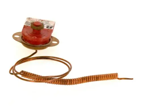 Temperaturbegrenzer von Bosch mit rotem Gehäuse und Kupferdraht. Der Draht hat eine spiralförmige Struktur und ist an einem Ende gerade ausgeführt.